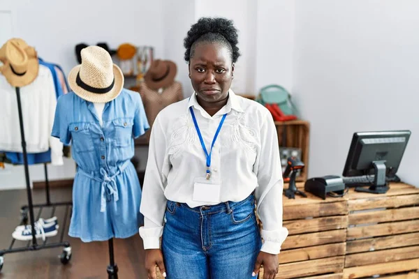 Νεαρή Αφρικανή Που Εργάζεται Διευθύντρια Μπουτίκ Λιανικής Καταθλιπτική Και Ανησυχεί — Φωτογραφία Αρχείου