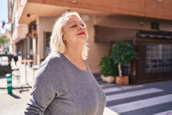 Middle Age Blonde Woman Smiling Confident Breathing Street — Zdjęcie stockowe