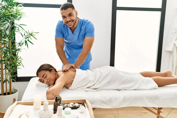 Latino Hombre Mujer Vistiendo Uniforme Fisioterapia Teniendo Sesión Rehabilitación Masajeando —  Fotos de Stock