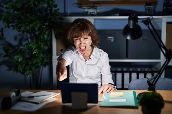 Mujer Mediana Edad Que Trabaja Oficina Por Noche Señalando Disgustado —  Fotos de Stock