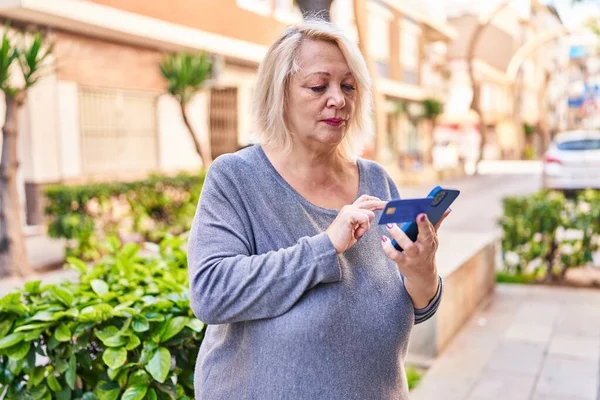 Middle Age Blonde Woman Using Smartphone Credit Card Street — Stockfoto