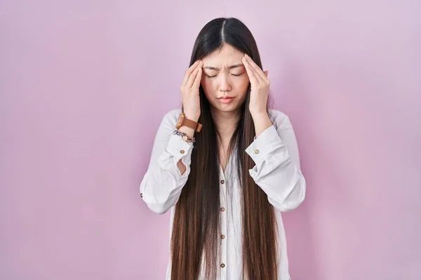 Jovem Chinesa Sobre Fundo Rosa Com Mão Cabeça Dor Cabeça — Fotografia de Stock