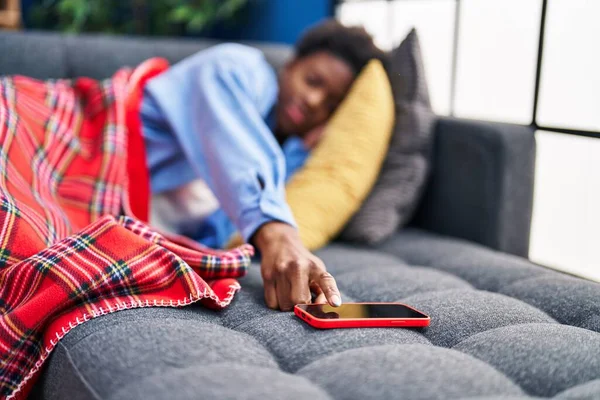 Mujer Afroamericana Tumbada Sofá Durmiendo Apagar Alarma Del Teléfono Inteligente —  Fotos de Stock