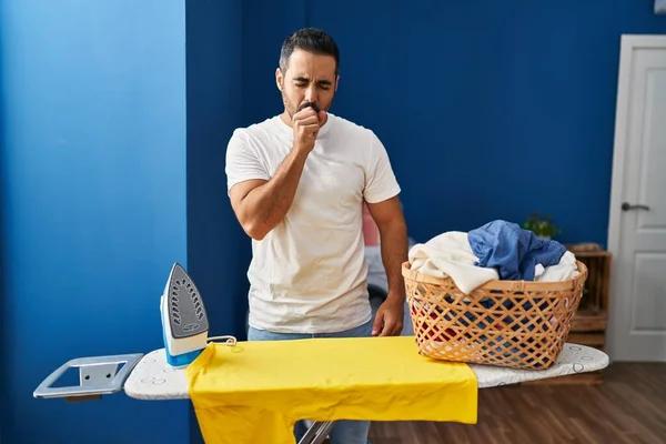 Jovem Hispânico Com Barba Engomando Roupas Casa Sentindo Mal Tosse — Fotografia de Stock