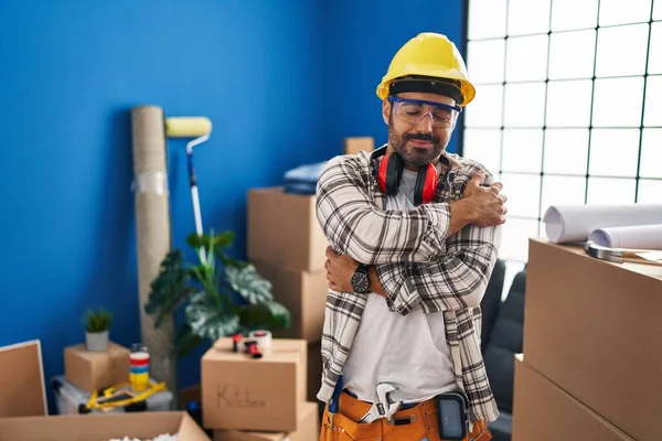 自宅の改装で働くひげを持つ若いヒスパニック系の男は自分自身幸せと肯定的な抱擁 自信を笑顔 自己愛と自己ケア — ストック写真