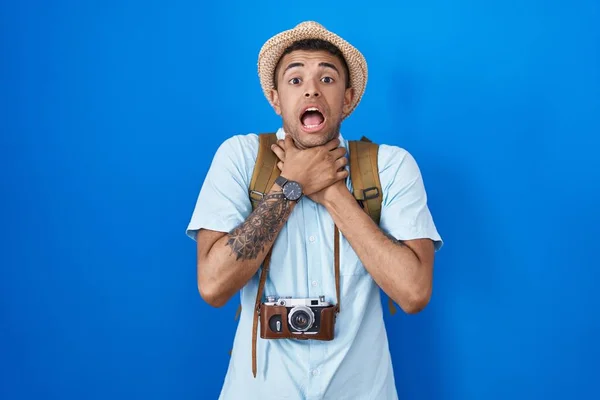 Braziliaanse Jongeman Met Vintage Camera Schreeuwen Stikken Omdat Pijnlijke Wurging — Stockfoto