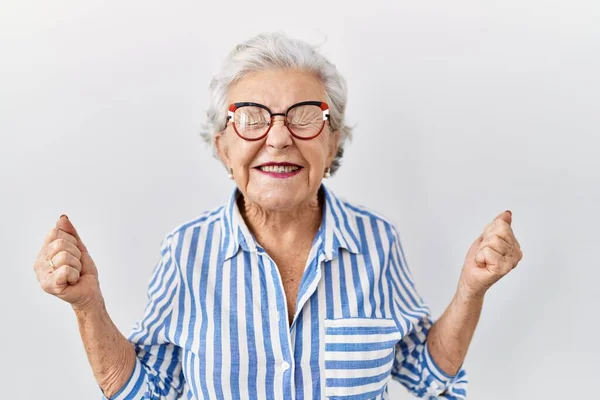 Beyaz Arka Planda Beyaz Saçlı Yaşlı Bir Kadın Başarının Çılgınlığını — Stok fotoğraf