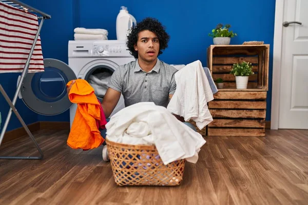 Kıvırcık Saçlı Spanyol Bir Adam Çamaşırhanede Çamaşırlarını Yıkıyor Şok Olmuş — Stok fotoğraf