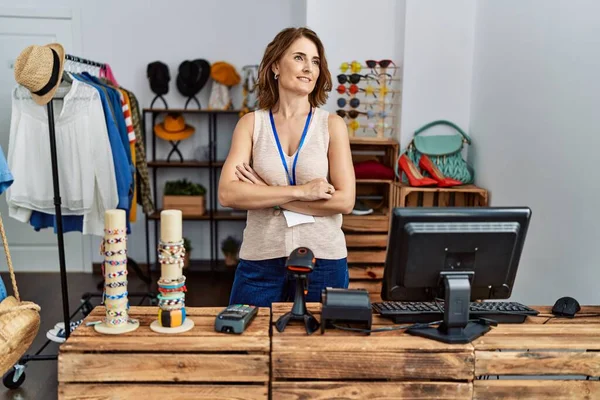 Orta Yaşlı Spanyol Kadın Elbise Mağazasında Çalışırken Kollarını Kavuşturup Gülümsüyor — Stok fotoğraf