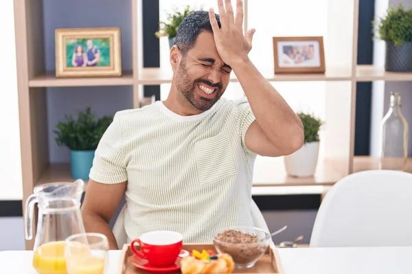 Hispanic Man Beard Eating Breakfast Surprised Hand Head Mistake Remember — Stock Photo, Image