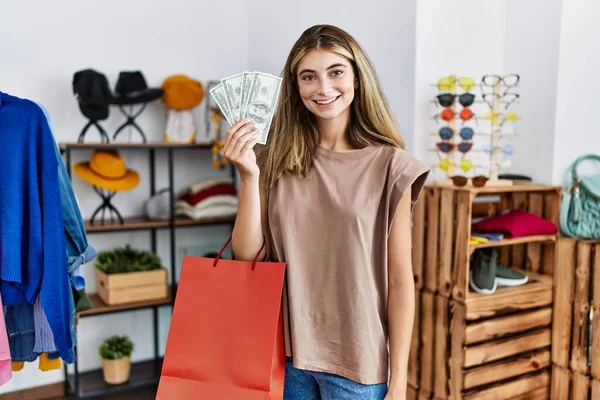 Jonge Blonde Vrouw Met Boodschappentassen Dollar Kledingwinkel Zoek Naar Positieve — Stockfoto