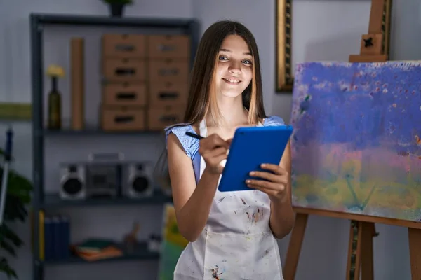 Adorable Girl Artist Using Touchpad Drawing Art Studio — Photo
