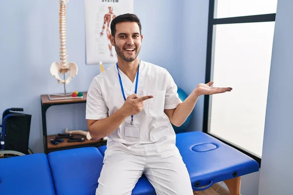 Joven Hombre Hispano Con Barba Trabajando Clínica Recuperación Del Dolor — Foto de Stock