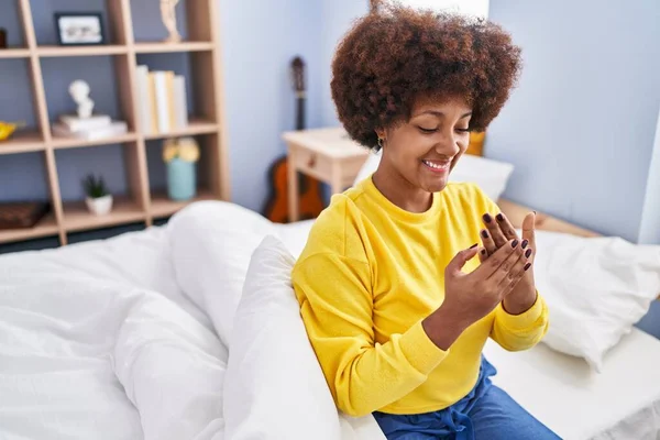 Africano Americano Mulher Sorrindo Confiante Sentado Cama Quarto — Fotografia de Stock