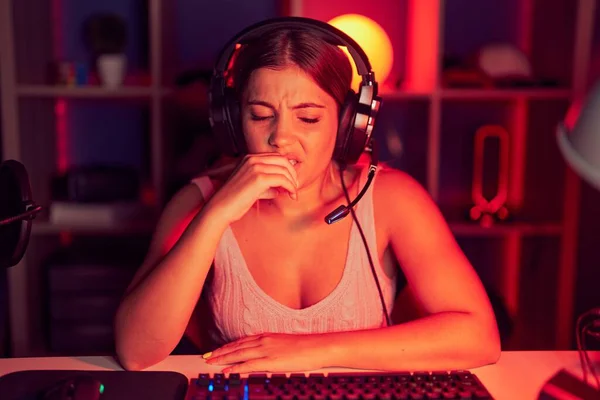Young Blonde Woman Playing Video Games Wearing Headphones Looking Stressed — Foto de Stock