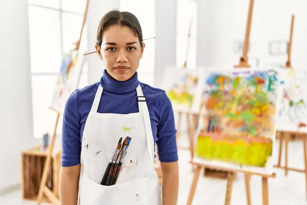 Jonge Brunette Vrouw Kunststudio Sceptisch Nerveus Fronsend Van Streek Vanwege — Stockfoto