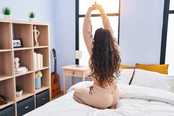 Mujer Hispana Joven Despertando Estirando Los Brazos Sentada Cama Dormitorio — Foto de Stock