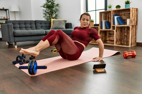 中年白种人女在家里训练腹部运动 — 图库照片