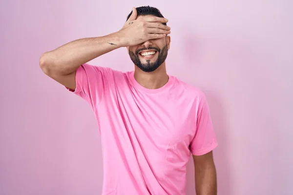 Ισπανόφωνος Νεαρός Άνδρας Στέκεται Πάνω Από Ροζ Φόντο Χαμογελώντας Και — Φωτογραφία Αρχείου