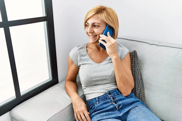 Středního Věku Blondýny Žena Usmívá Sebevědomě Mluvit Smartphone Doma — Stock fotografie