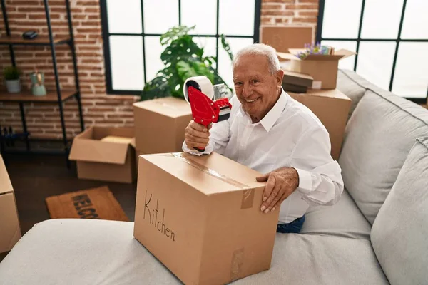 Hombre Mayor Sonriendo Caja Cartón Embalaje Seguro Nuevo Hogar — Foto de Stock