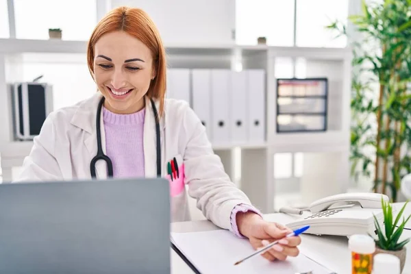 Ung Kaukasisk Kvinna Läkare Med Bärbar Dator Skriva Medicinsk Rapport — Stockfoto