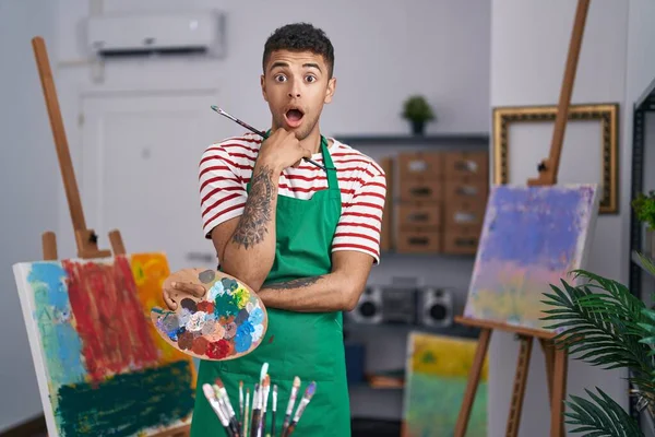 Brasiliansk Ung Man Håller Målare Palett Artist Studio Rädd Och — Stockfoto