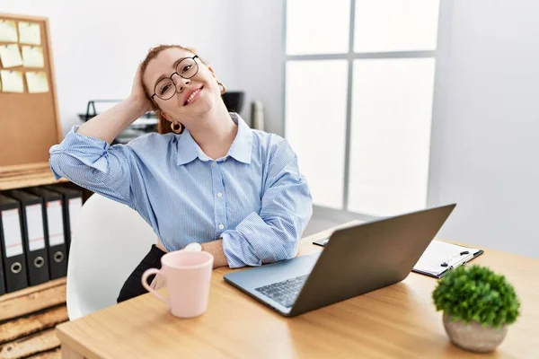 Mujer Pelirroja Joven Que Trabaja Oficina Usando Computadora Portátil Sonriendo —  Fotos de Stock