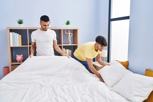 Two Man Couple Doing Bed Bedroom — ストック写真