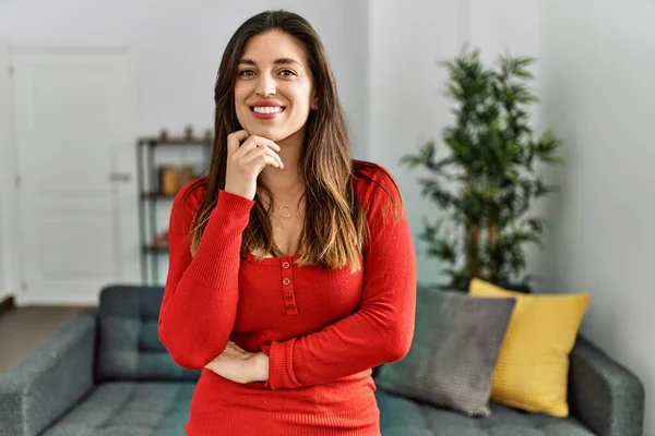 Jonge Vrouw Lacht Zelfverzekerd Met Armen Gekruist Gebaar Thuis — Stockfoto