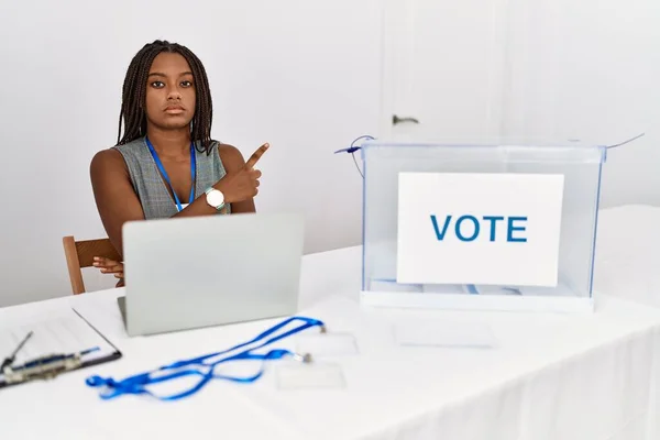 Mujer Afroamericana Joven Trabajando Elecciones Políticas Sentada Por Votación Señalando —  Fotos de Stock