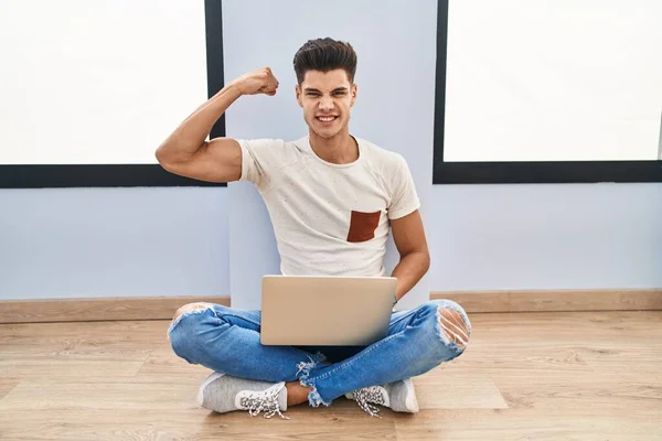 Young Hispanic Man Using Laptop Home Strong Person Showing Arm — Fotografia de Stock