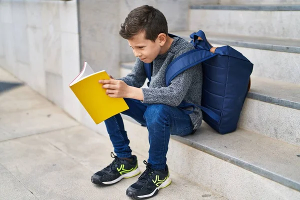 Estudiante Niño Rubio Leyendo Libro Sentado Las Escaleras Escuela —  Fotos de Stock