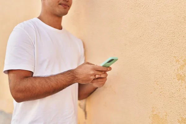 Sokakta Akıllı Telefon Kullanan Kendine Güvenen Genç Bir Spanyol — Stok fotoğraf