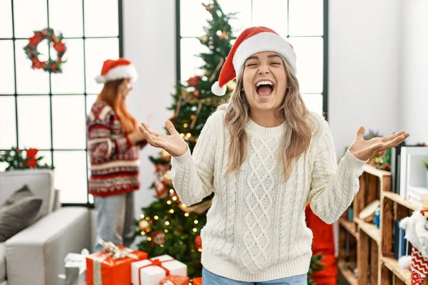 Belo Casal Casa Junto Árvore Natal Comemorando Louco Louco Para — Fotografia de Stock