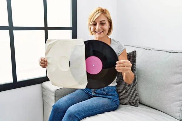 Středního Věku Blondýny Žena Usměvavý Jistý Držení Vinyl Disk Doma — Stock fotografie