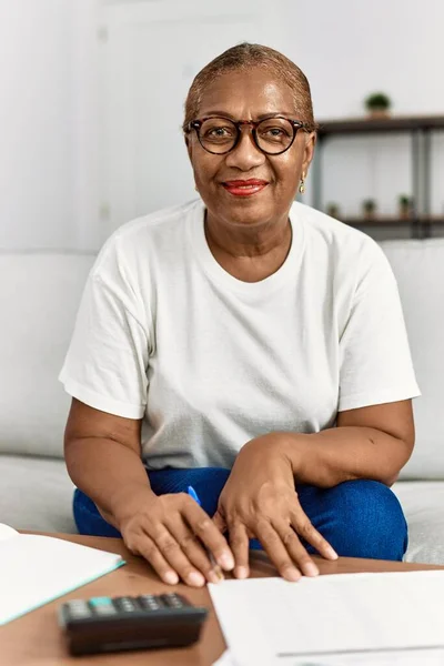 Ανώτερη Αφροαμερικανή Γυναίκα Χαμογελώντας Αυτοπεποίθηση Ελέγχοντας Την Οικονομία Στο Σπίτι — Φωτογραφία Αρχείου
