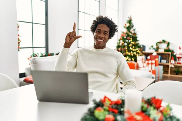 Joven Hombre Afroamericano Usando Portátil Sentado Mesa Por Árbol Navidad — Foto de Stock