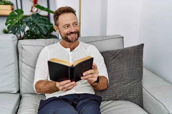 Middle Age Hispanic Man Smiling Confident Reading Book Home — ストック写真