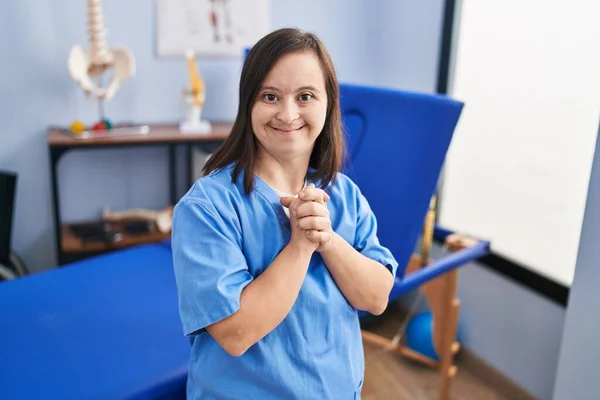 Síndrome Mujer Que Usa Uniforme Fisioterapia Pie Clínica Fisioterapeuta —  Fotos de Stock