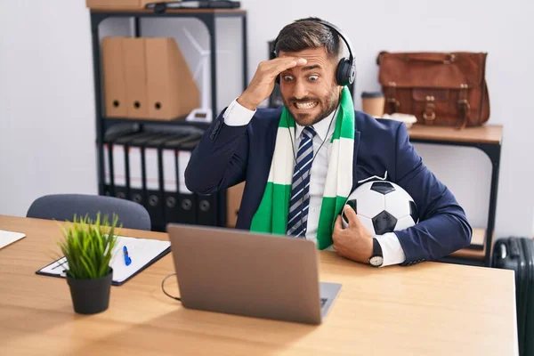 Hombre Hispano Guapo Viendo Partido Fútbol Oficina Estresado Frustrado Con —  Fotos de Stock