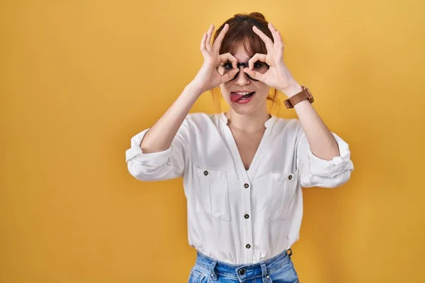 Joven Hermosa Mujer Con Camisa Casual Sobre Fondo Amarillo Haciendo — Foto de Stock