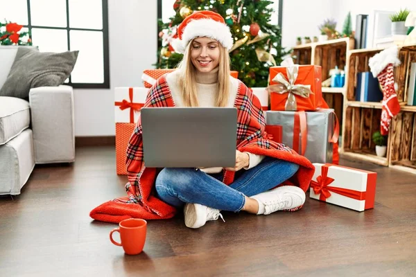 Mladá Blondýna Žena Pomocí Notebooku Sedí Vánočního Stromku Doma — Stock fotografie