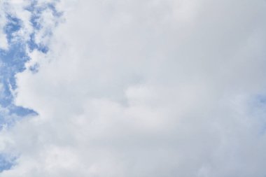 Güneşli bir günde bulutlu güzel mavi gökyüzü