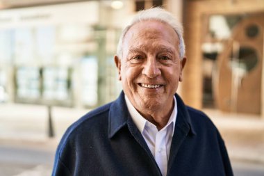 Son sınıf öğrencisi sokakta kendinden emin bir şekilde gülümsüyor.