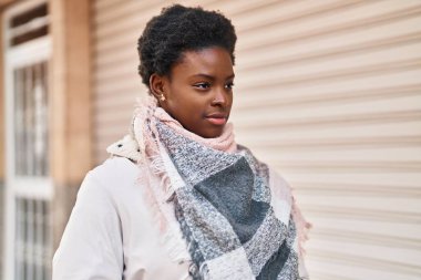 Sokakta duran rahat yüzlü Afrikalı Amerikalı kadın.