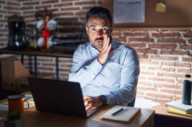 Geceleri ofiste çalışan sakallı İspanyol bir adam el ele gizli söylentiler yayıyor, kötü niyetli konuşmalar fısıldıyor. 