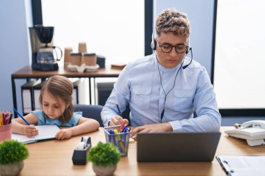 Baba-kız çağrı merkezi temsilcisi ve öğrenci ofiste çalışıyor.