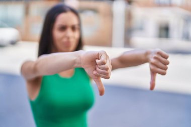 Genç, güzel, İspanyol bir kadın sokağın aşağısında 