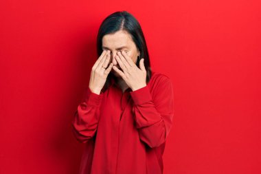 Orta yaşlı İspanyol kadın günlük kıyafetler giyiyor yorgunluk ve baş ağrısı için gözlerini ovuşturuyor, uykulu ve yorgun bir ifade takınıyor. görme sorunu 